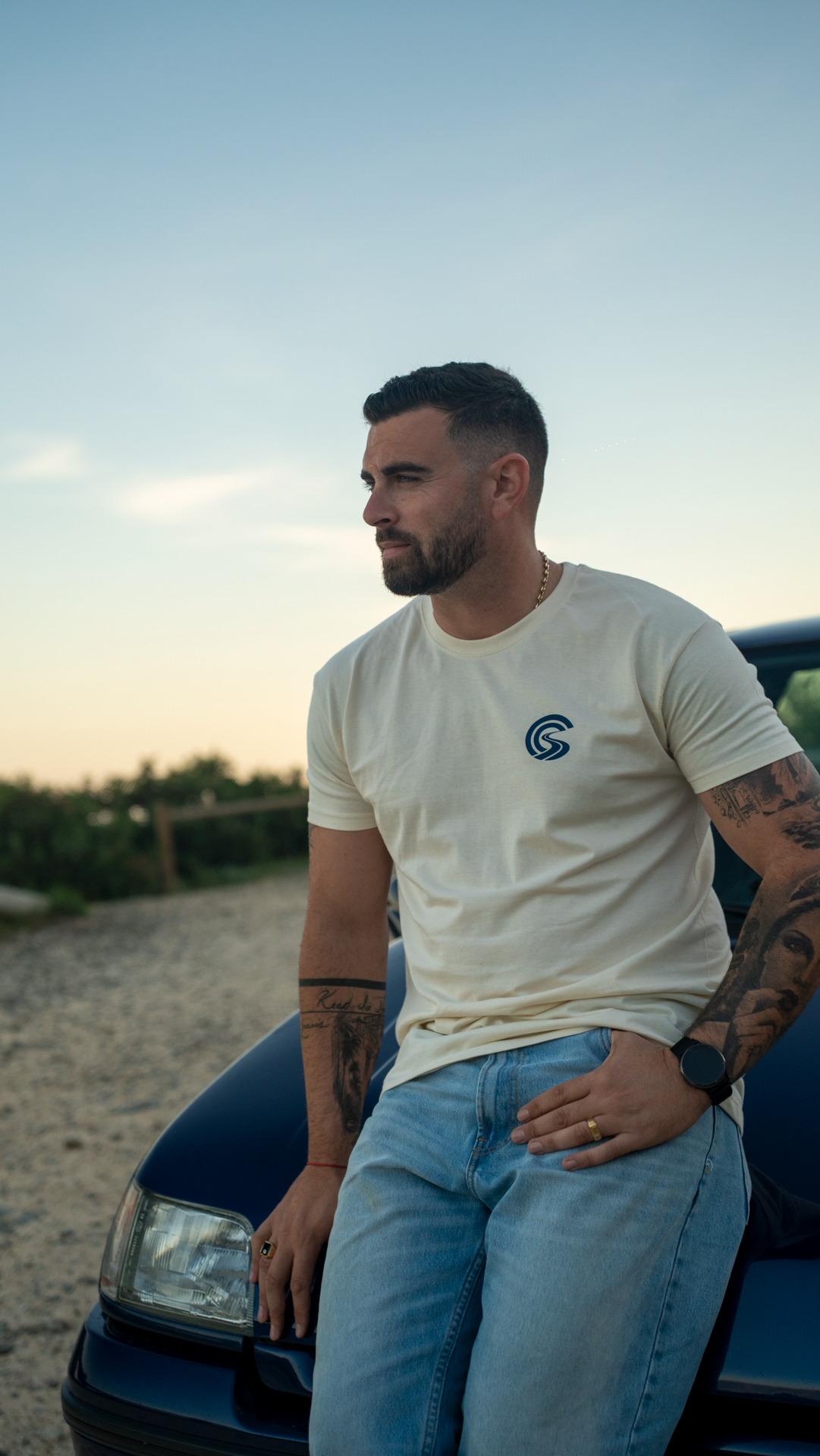 T-shirt écru vintage Drivers Club – vue professionnelle portée